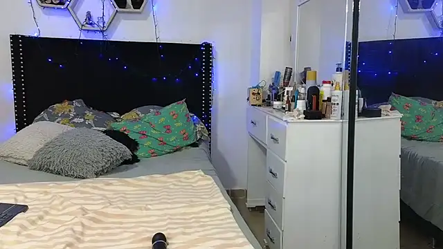 charlotte 077 online show from 04-07-26, 03:51