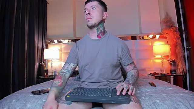 Snapshot of Adam_tatto chatting on 09-19-25, 03:52 Adam tatto online show from 09-19-25, 03:52