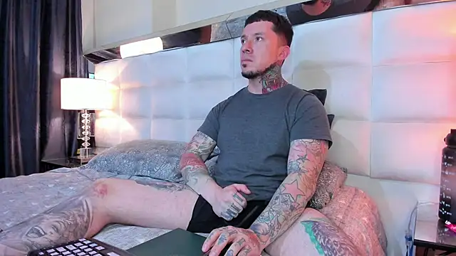 Snapshot of Adam_tatto chatting on 10-26-25, 02:50 Adam tatto online show from 10-26-25, 02:50