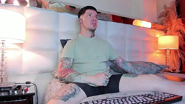 Snapshot of Adam_tatto chatting on 11-01-25, 02:46 Adam tatto online show from 11-01-25, 02:46