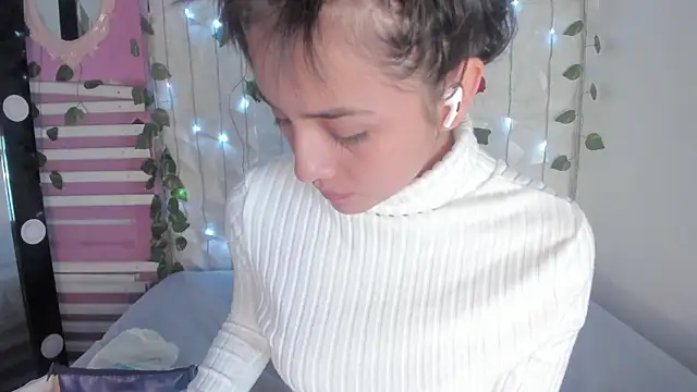 Snapshot of Sophy_SmileSweet chatting on 03-07-25, 12:01 Sophy SmileSweet online show from 03-07-25, 12:01