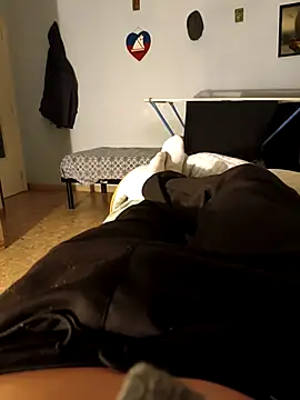 Snapshot of italovene chatting on 12-21-25, 06:04 italovene online show from 12-21-25, 06:04