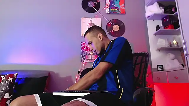 Snapshot of MagnusFrost chatting on 01-04-25, 04:33 MagnusFrost online show from 01-04-25, 04:33