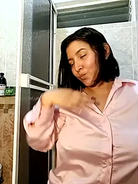 Snapshot of Zetrionn chatting on 02-18-25, 05:20 Zetrionn online show from 02-18-25, 05:20