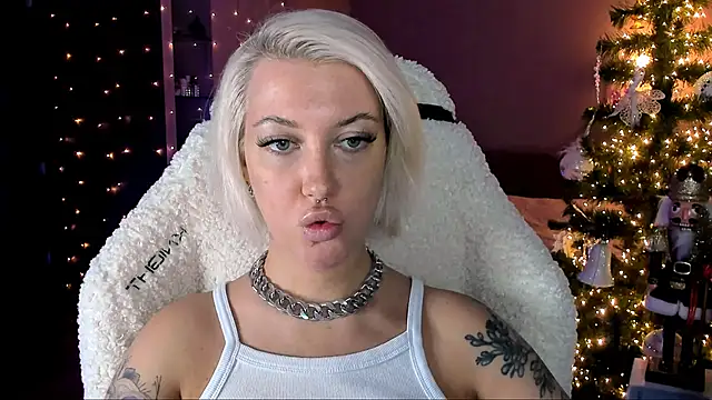 Snapshot of tykioty_Miley chatting on 12-22-24, 01:33 tykioty Miley online show from 12-22-24, 01:33