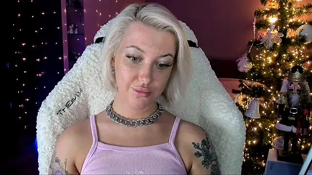 Snapshot of tykioty_Miley chatting on 12-25-24, 03:38 tykioty Miley online show from 12-25-24, 03:38