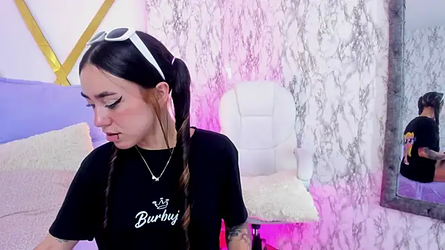 Snapshot of Athziry_ chatting on 12-28-24, 12:36 Athziry online show from 12-28-24, 12:36