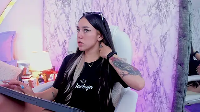 Snapshot of Athziry_ chatting on 02-04-25, 01:23 Athziry online show from 02-04-25, 01:23