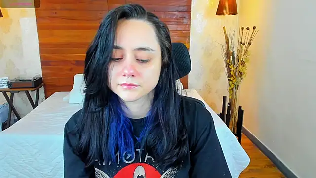 Snapshot of KatherineBond chatting on 01-24-25, 11:23 KatherineBond online show from 01-24-25, 11:23