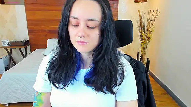 Snapshot of KatherineBond chatting on 01-25-25, 11:43 KatherineBond online show from 01-25-25, 11:43