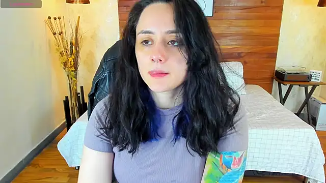 Snapshot of KatherineBond chatting on 02-14-25, 11:42 KatherineBond online show from 02-14-25, 11:42