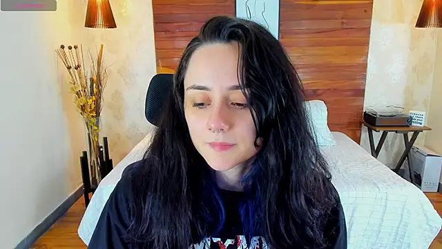 Snapshot of KatherineBond chatting on 02-18-25, 11:08 KatherineBond online show from 02-18-25, 11:08