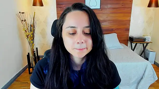 Snapshot of KatherineBond chatting on 03-08-25, 11:18 KatherineBond online show from 03-08-25, 11:18