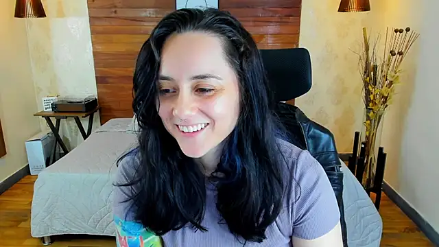 Snapshot of KatherineBond chatting on 03-19-25, 01:32 KatherineBond online show from 03-19-25, 01:32