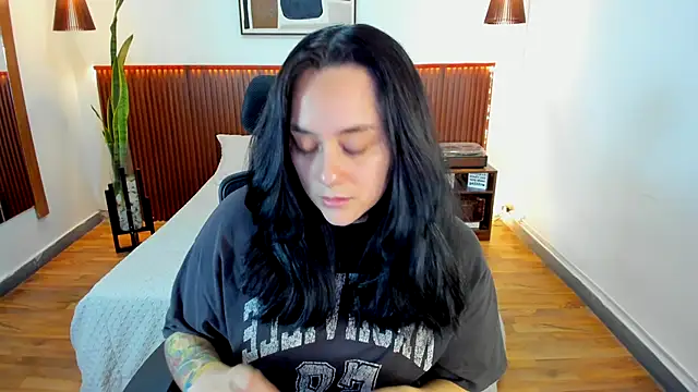 Snapshot of KatherineBond chatting on 10-15-25, 07:47 KatherineBond online show from 10-15-25, 07:47