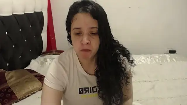 Snapshot of Katty_Bones chatting on 11-05-25, 01:33 Katty Bones online show from 11-05-25, 01:33