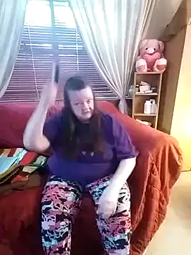 Bayou Woman68 online show from 11-30-25, 04:00