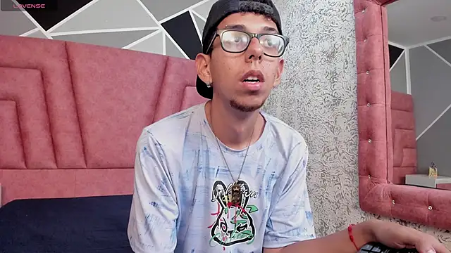 Derek and Skarlet online show from 02-07-25, 06:45