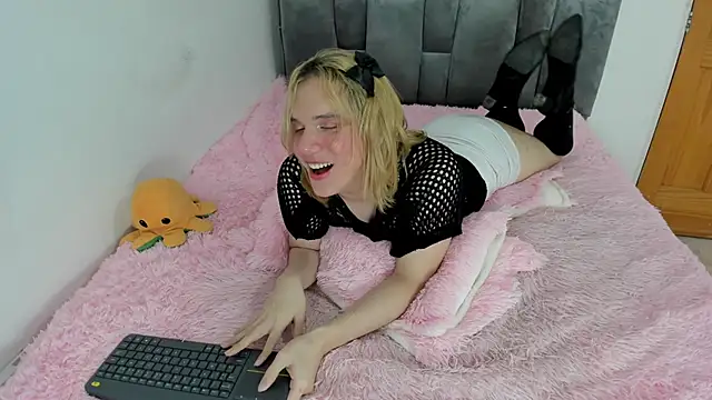 Snapshot of _Little_angel69 chatting on 02-28-25, 04:53 Little angel69 online show from 02-28-25, 04:53