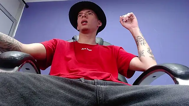 Snapshot of FrannBoy chatting on 03-05-25, 03:29 FrannBoy online show from 03-05-25, 03:29