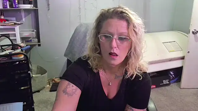 Lisalovely6981 online show from 02-02-25, 05:15