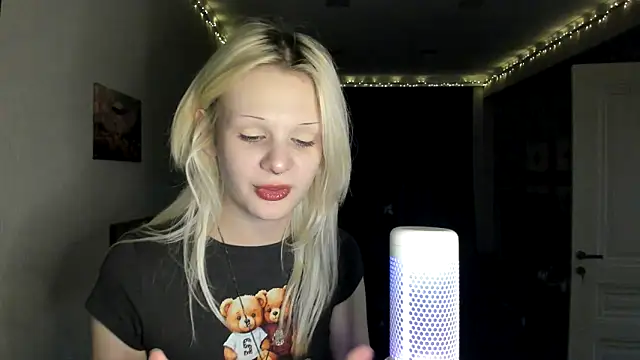 Snapshot of sashakiss99 chatting on 10-24-25, 01:35 sashakiss99 online show from 10-24-25, 01:35