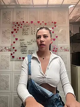 Snapshot of Alanna_atm_ chatting on 01-18-25, 04:53 Alanna atm online show from 01-18-25, 04:53