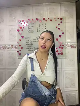 Snapshot of Alanna_atm_ chatting on 01-18-25, 11:22 Alanna atm online show from 01-18-25, 11:22