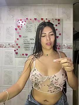 Snapshot of Alanna_atm_ chatting on 01-21-25, 11:45 Alanna atm online show from 01-21-25, 11:45