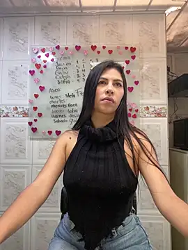 Snapshot of Alanna_atm_ chatting on 01-27-25, 07:13 Alanna atm online show from 01-27-25, 07:13