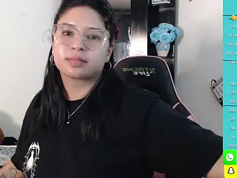 Snapshot of mollyshake1 chatting on 12-18-24, 05:26 mollyshake1 online show from 12-18-24, 05:26