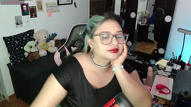 Snapshot of mollyshake1 chatting on 09-10-25, 06:24 mollyshake1 online show from 09-10-25, 06:24