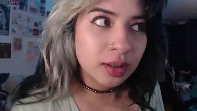 Snapshot of mollyshake1 chatting on 09-20-25, 04:46 mollyshake1 online show from 09-20-25, 04:46