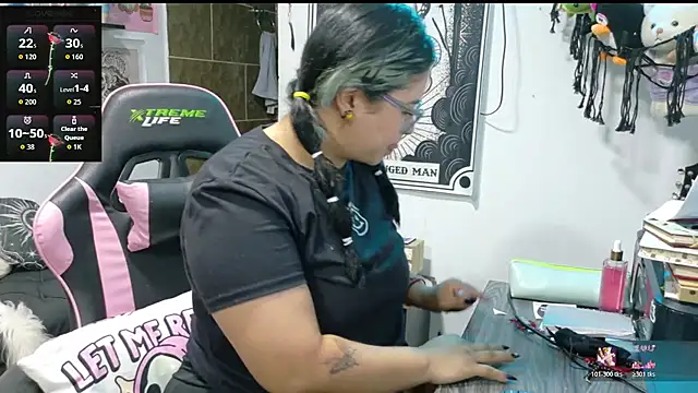 Snapshot of mollyshake1 chatting on 11-10-25, 11:20 mollyshake1 online show from 11-10-25, 11:20