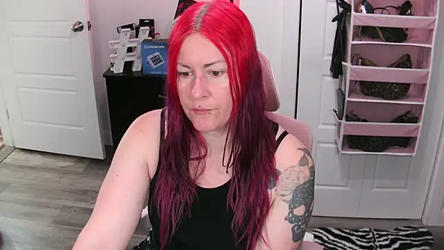 Snapshot of gennyrock chatting on 06-05-26, 11:49 gennyrock online show from 06-05-26, 11:49