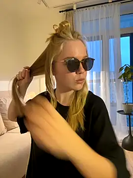 Snapshot of Little_Forest_ELF chatting on 11-10-25, 11:53 Little Forest ELF online show from 11-10-25, 11:53