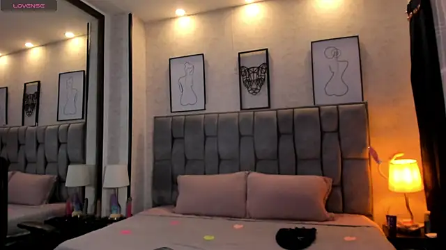 Snapshot of sweet--emily chatting on 02-15-25, 07:27 sweet--emily online show from 02-15-25, 07:27