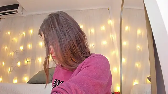 Petite Lucie online show from 02-20-25, 06:57