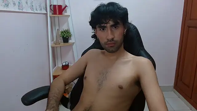 Snapshot of MilanZaire chatting on 12-18-24, 06:43 MilanZaire online show from 12-18-24, 06:43