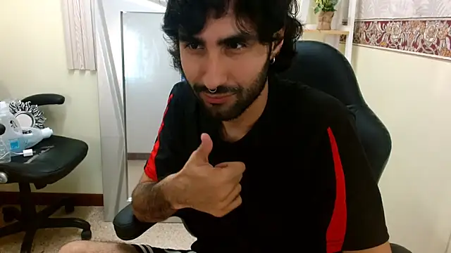 Snapshot of MilanZaire chatting on 01-08-25, 04:02 MilanZaire online show from 01-08-25, 04:02