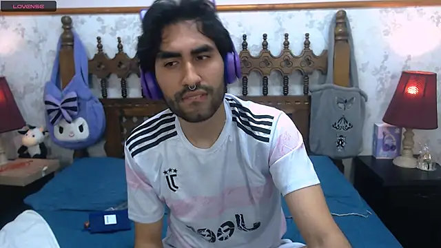 Snapshot of MilanZaire chatting on 03-03-25, 02:04 MilanZaire online show from 03-03-25, 02:04