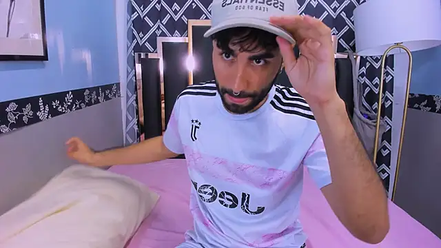 Snapshot of MilanZaire chatting on 10-22-25, 12:44 MilanZaire online show from 10-22-25, 12:44