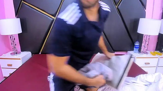 Snapshot of MilanZaire chatting on 11-08-25, 02:12 MilanZaire online show from 11-08-25, 02:12