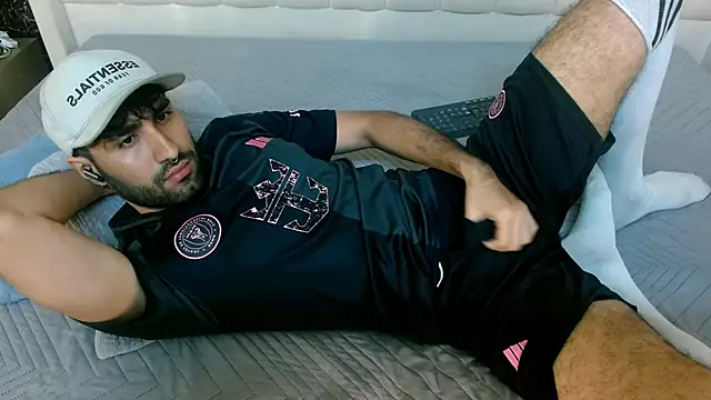 Snapshot of MilanZaire chatting on 12-18-25, 01:55 MilanZaire online show from 12-18-25, 01:55