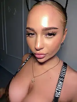 Snapshot of CardiSweetBaby chatting on 09-21-25, 04:30 CardiSweetBaby online show from 09-21-25, 04:30