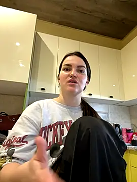 Karolina llove online show from 11-14-25, 06:39