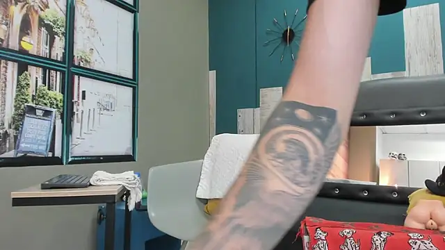 Snapshot of Rhaegal_hot chatting on 12-22-24, 03:44 Rhaegal hot online show from 12-22-24, 03:44