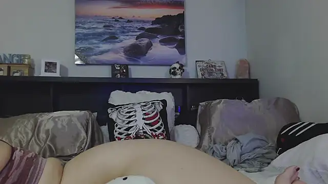 Snapshot of CrystalLakeXO chatting on 09-18-25, 04:36 CrystalLakeXO online show from 09-18-25, 04:36