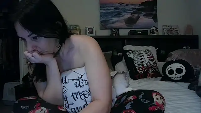 Snapshot of CrystalLakeXO chatting on 10-14-25, 04:46 CrystalLakeXO online show from 10-14-25, 04:46