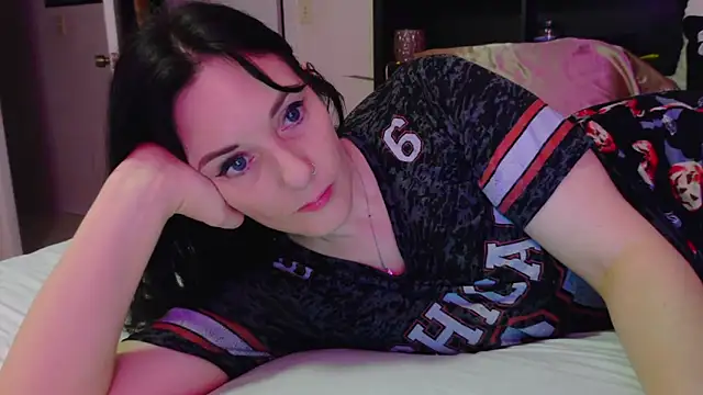 Snapshot of CrystalLakeXO chatting on 11-22-25, 05:39 CrystalLakeXO online show from 11-22-25, 05:39